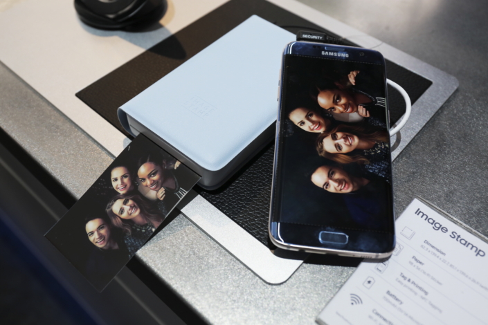 to print photos via smartphone: Samsung Stamp Portable Printer | Mobile Fun Blog