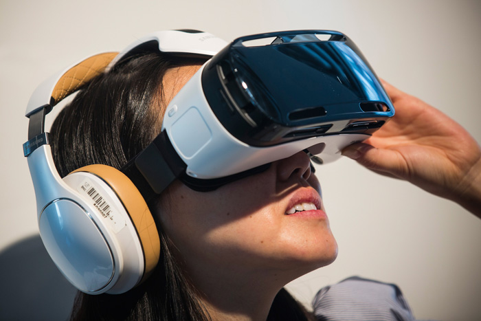 samsung-galaxy-note-4-features-gear-vr-virtual-reality-accessory